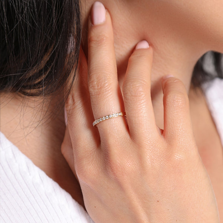 goldener Ring mit Zirkonia Steinchen dünn