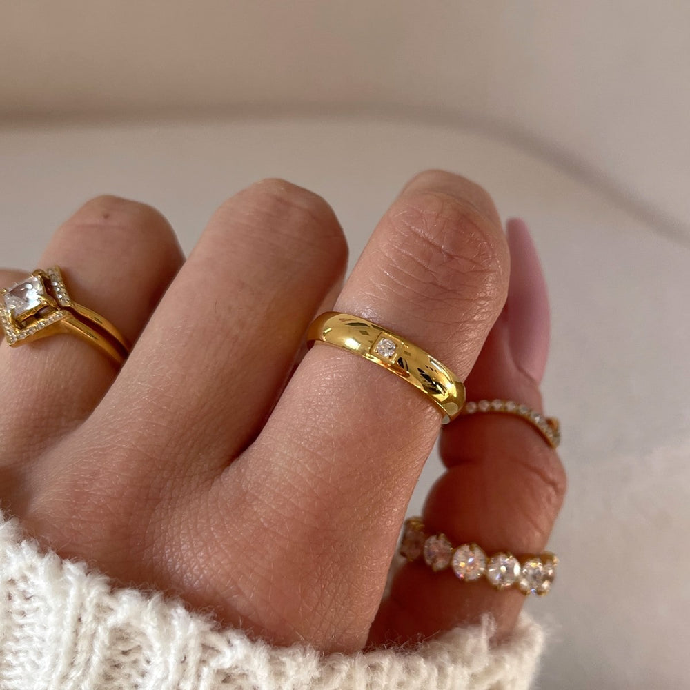 Ring Dezent mit einem Stein Gold Edelstahl
