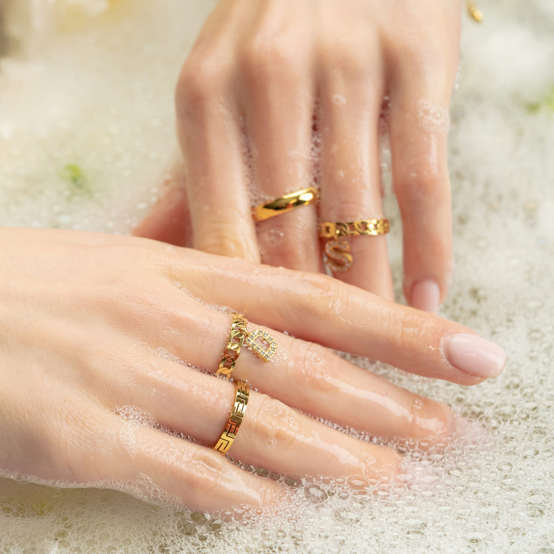 Buchstabenring gold Zirkonia wasserfest 18K vergoldet